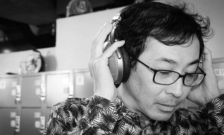 A man listening on Denon Headphones