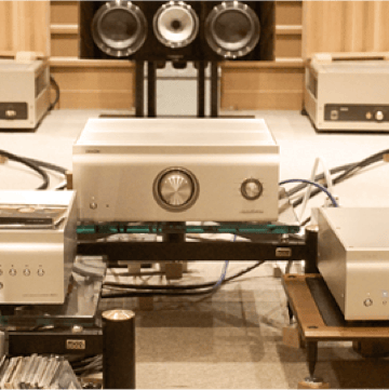 Hi-Fi equipment with a multitude of wires leading away